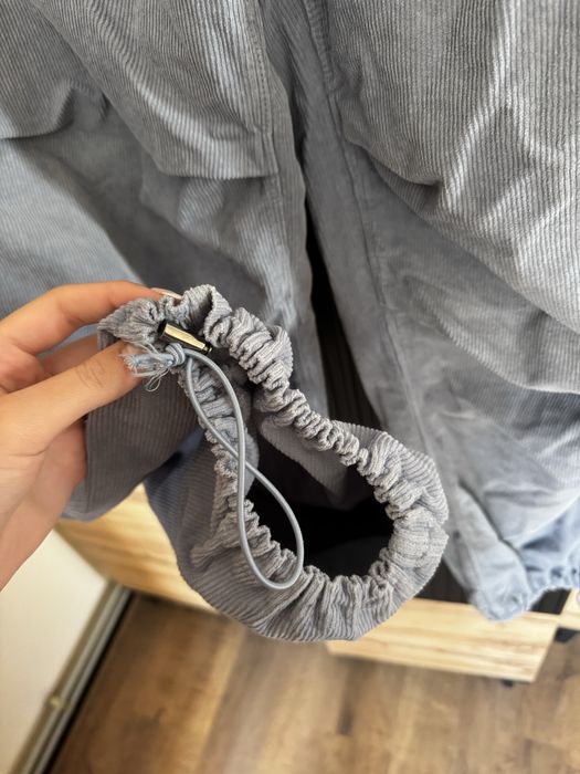 Син парашут панталон от Bershka, размер М