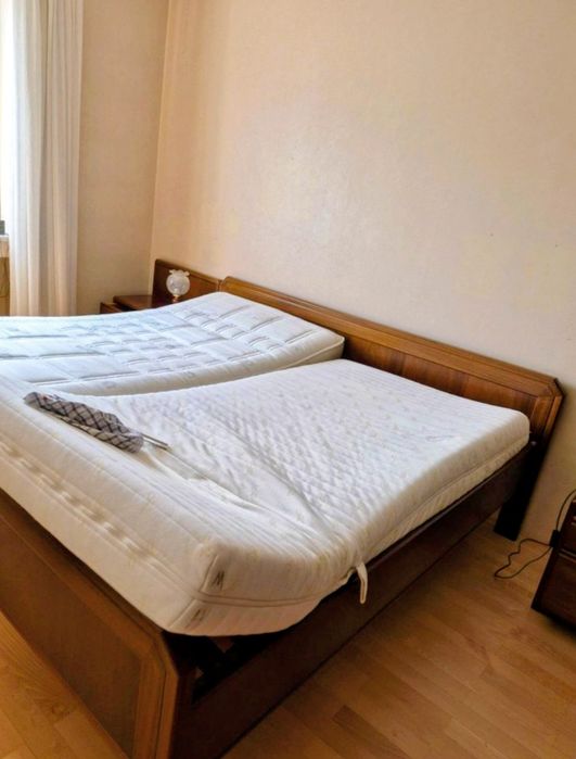 Pat din lemn masiv cu noptiere