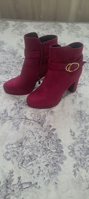 Чисто нови обувки и боти