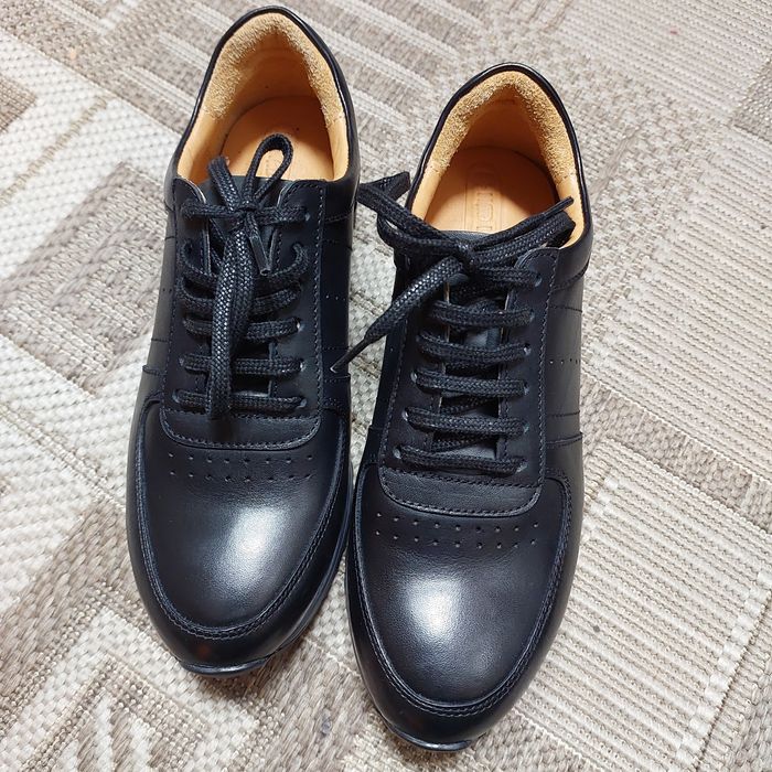 Продам кроссовки женские