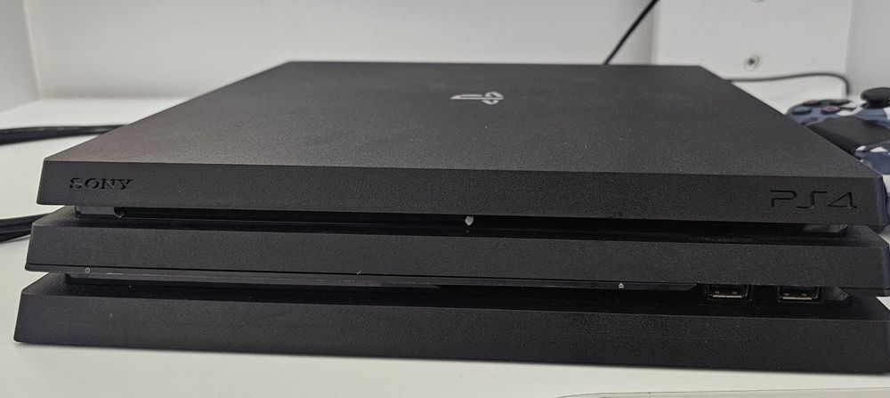 PS4 Pro 1TB + Controller + GTA V