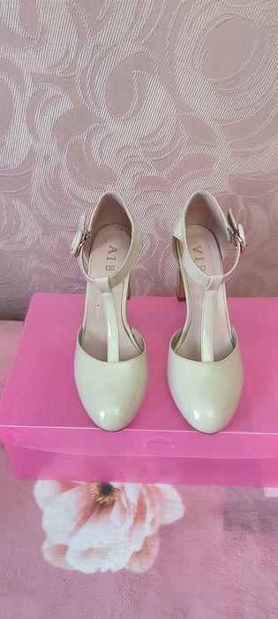 Женские туфли молочного цвета