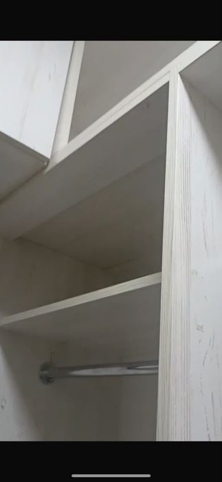 Отдам гардеробную угловую