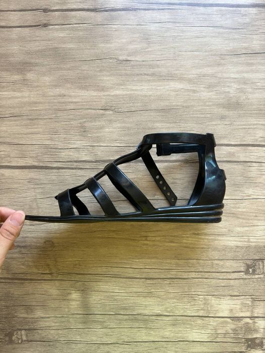 Продаю обувь женскую