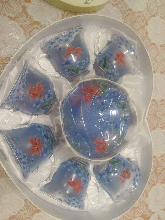 Чайный сервиз. Шесть чашек и блюдца.