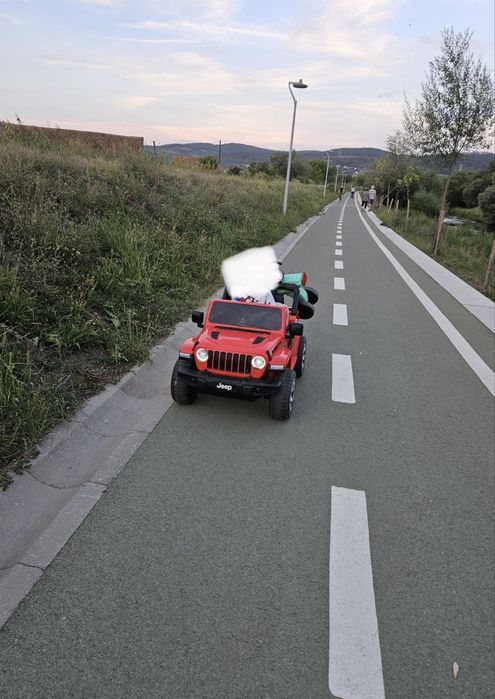 Jeep electric pentru copii – stare foarte bună, pregătit de plimbare!