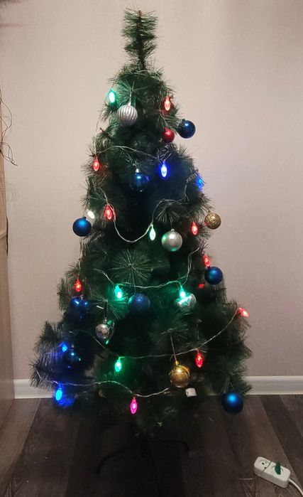 Продам елка с гирляндой