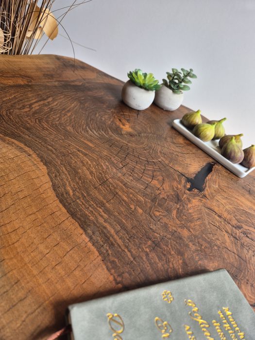 Masa unicat din lemn masiv de nuc si rasina epoxy