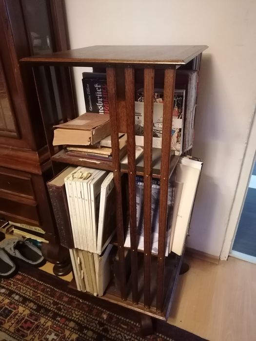 Biblioteca rotativa din lemn.