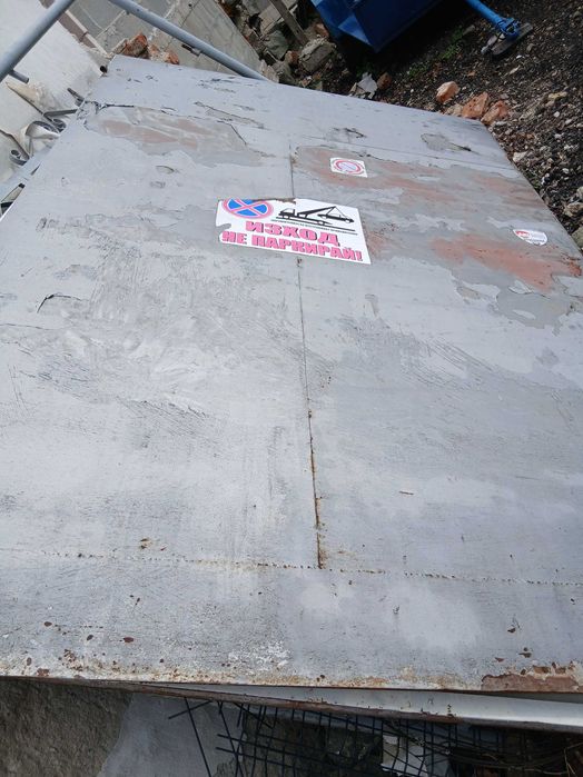 Два броя гаражни врати.Размер 2.80височина,1.80широчина.