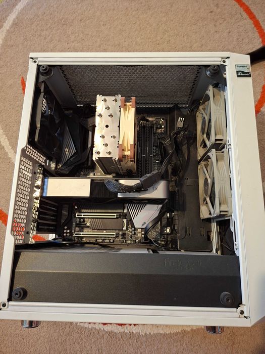 Продавам геймърски компютър AMD Ryzen 7 5800X  NVIDIA GeForce RTX 3070  RAM: 32 GB 2TB SSD
