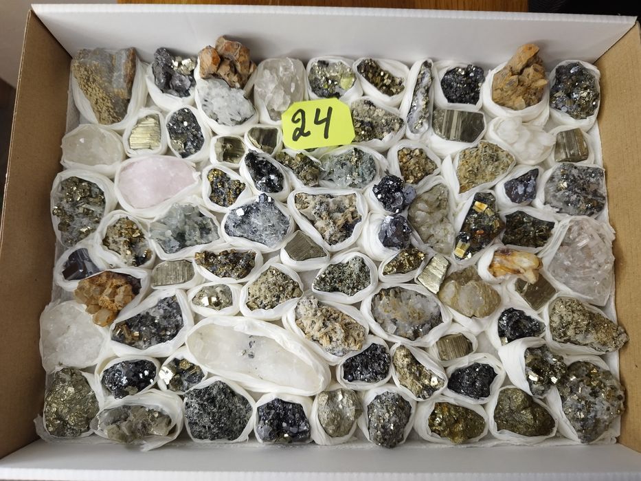 Минерали във кутии микс