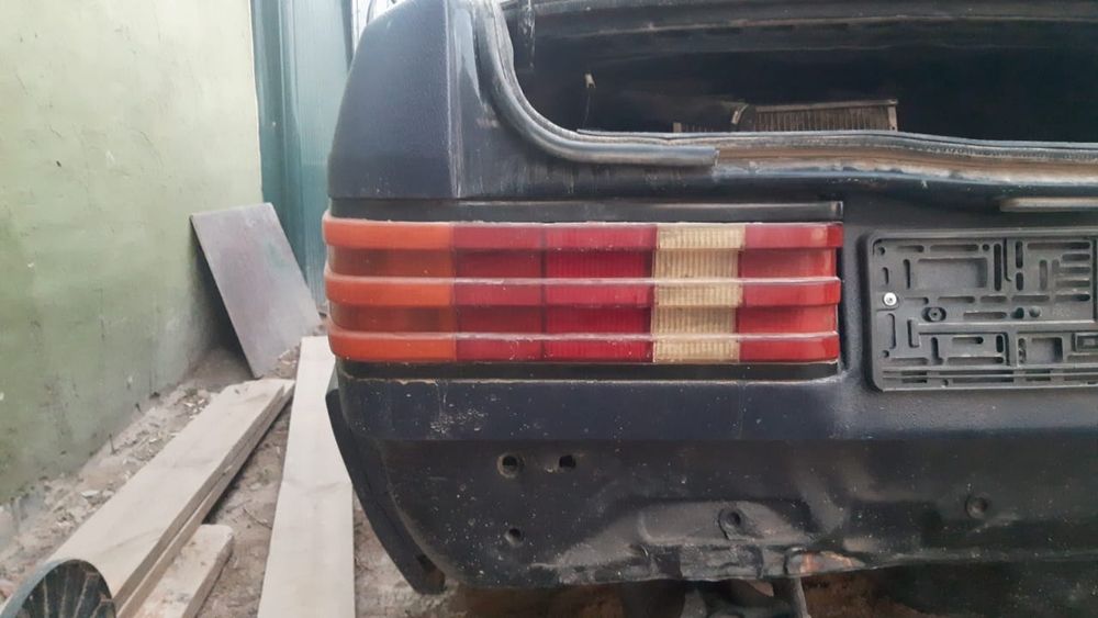 Продам мерс 190 задныи стоп фар