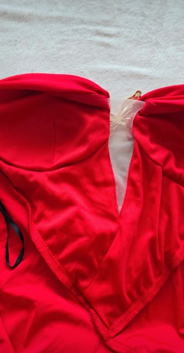 Rochie lunga de ocazie, rosie, cu tulle pe umăr si trena