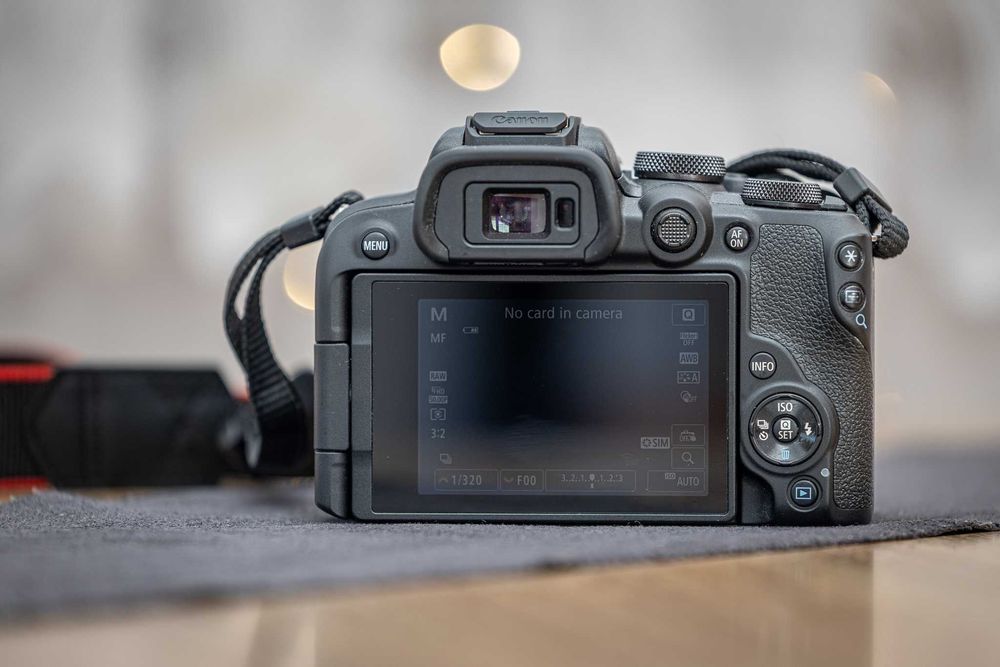 Продавам Canon R10 - Тяло + 2 батерии
