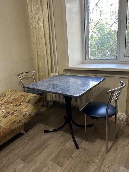 Кухонный стол и три стула