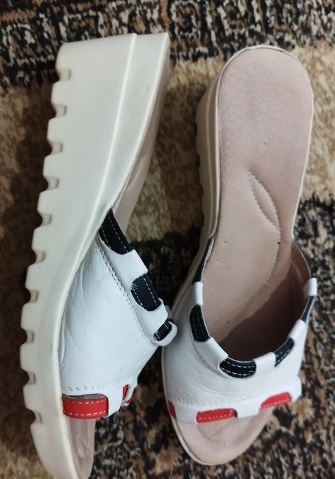 Сандали и чехли по 10 лева.