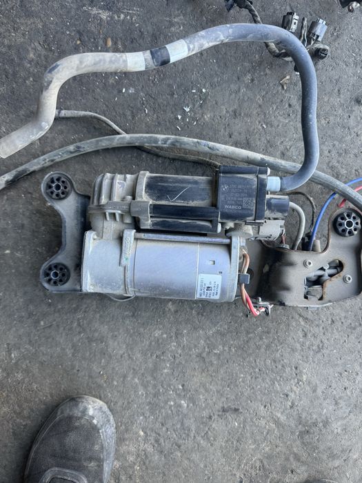 Компресор въздушно окачване бмв х5 ф15 х6 ф16 bmw x5 f15 x6 f16