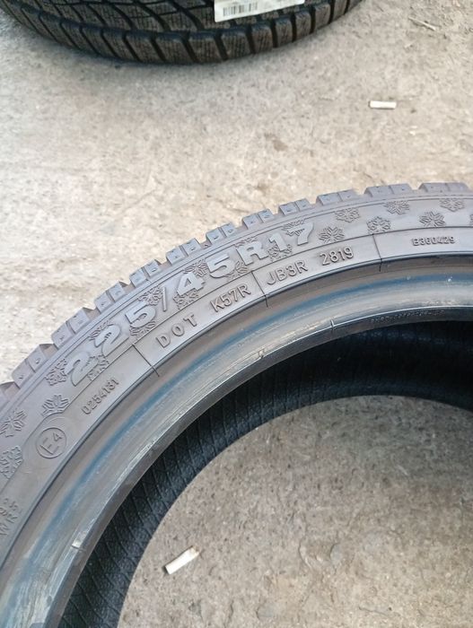 Перфектни 2бр.225/45/17 Dunlop  4D MO dot2719