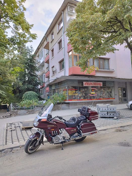 Продавам си мотора Honda Gold wing GL1200