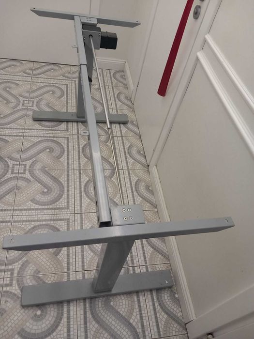 Ел. регулируемо бюро / stand up desk