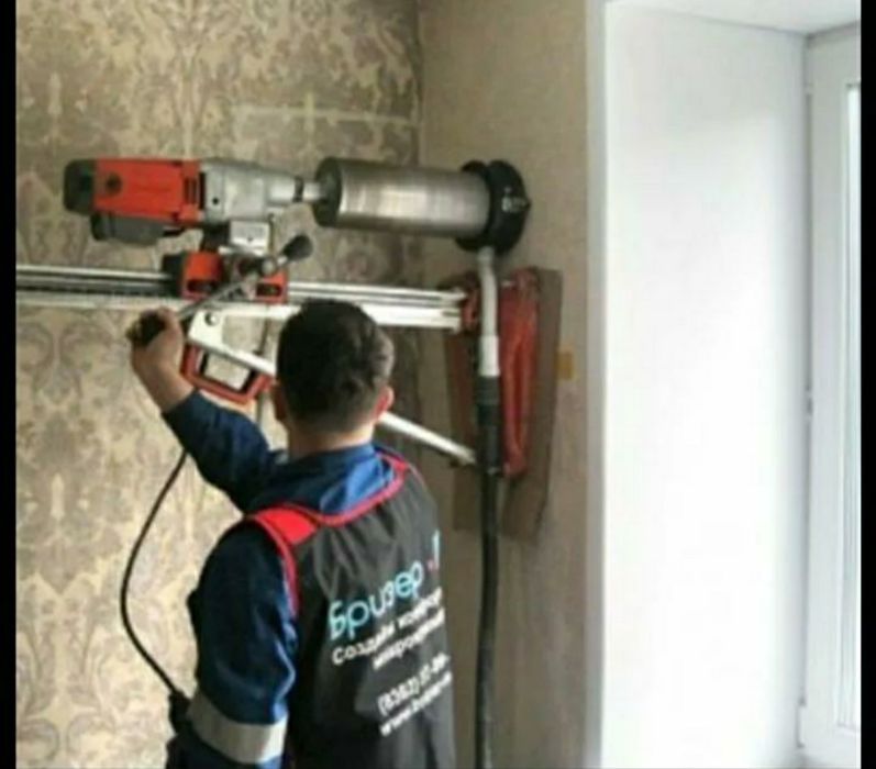 Сверление стены перфоратором. Что сверлят в квартирах. Bosch gbh 240. Сверление стены. Сверлит стену.