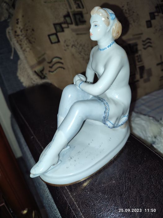 Фарфоровая статуэтка.