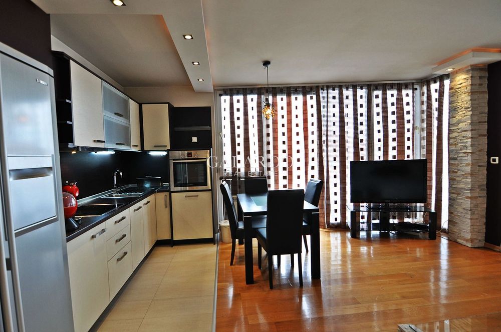 Дава се под наем Тристаен апартамент в София, Център - 89 кв.м за 700 € - Снимка #2