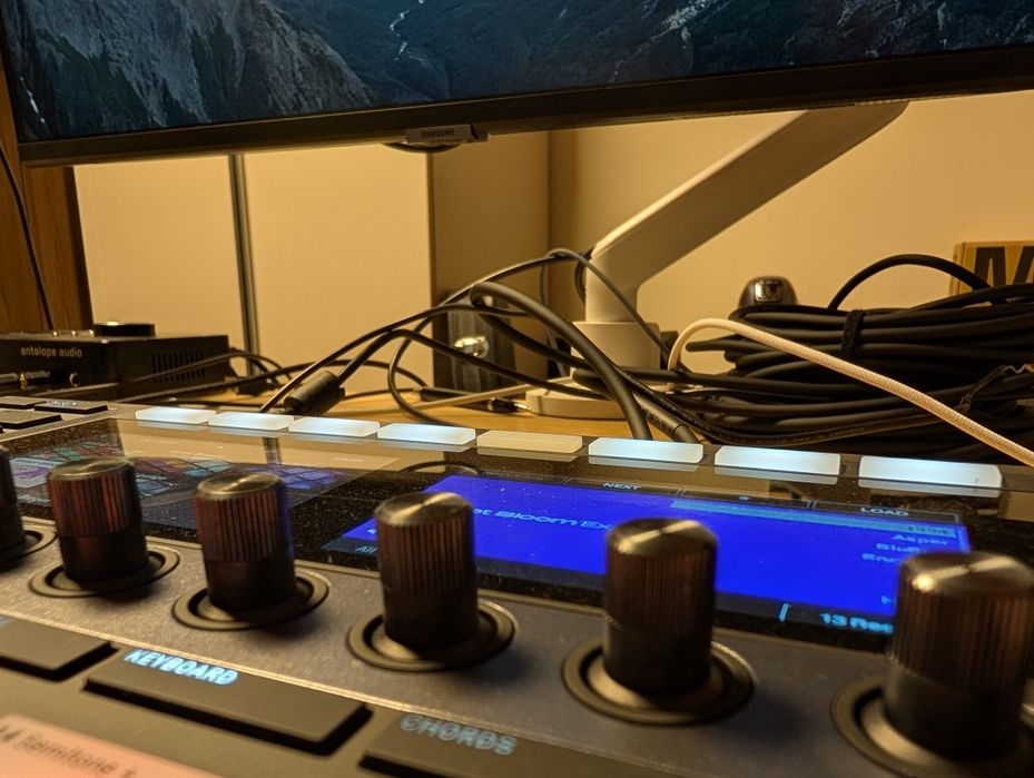 Native Instruments Maschine Plus + Decksaver +най-бързата съвместима 128GB карта, гаранция до 2028 + подарък