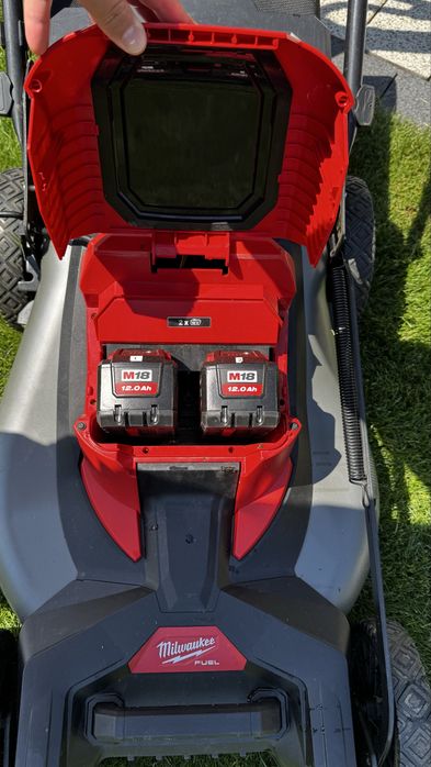 Masina tuns gazon cu acumulatori Milwaukee M18 F2LM53