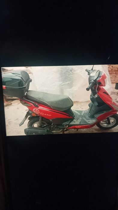 Skuter sotiladi kizil