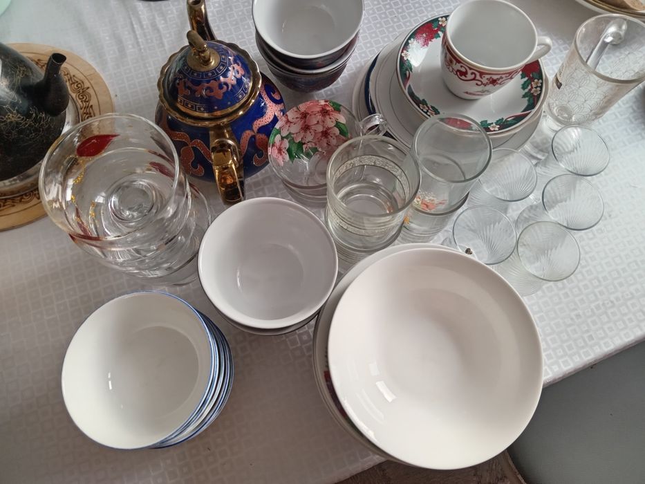 Тарелки, стаканы, чайник и т. д