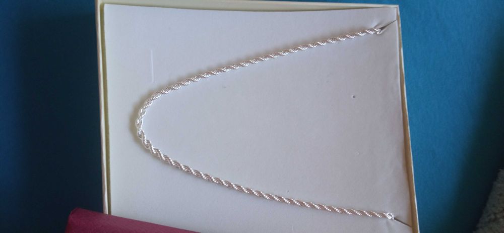 Чисто нов, масивен и дълъг, сребърен ланец в кутия