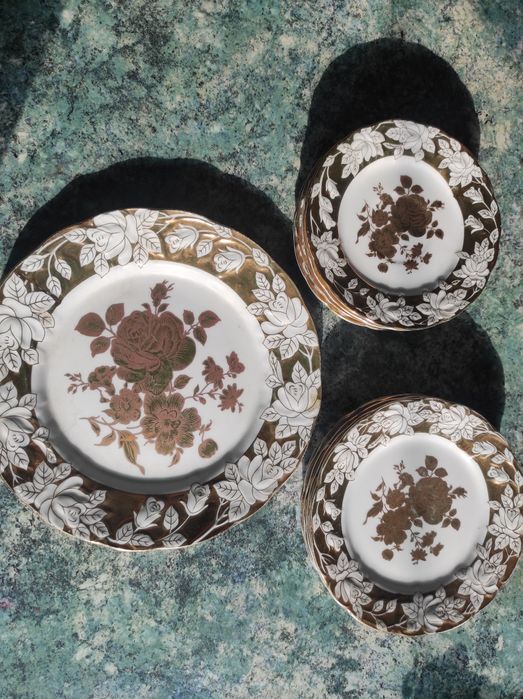 Тарелки бело-золотые б/у