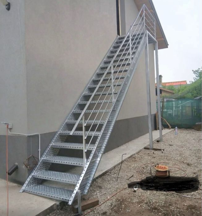 Confectionam scari metalice zincate