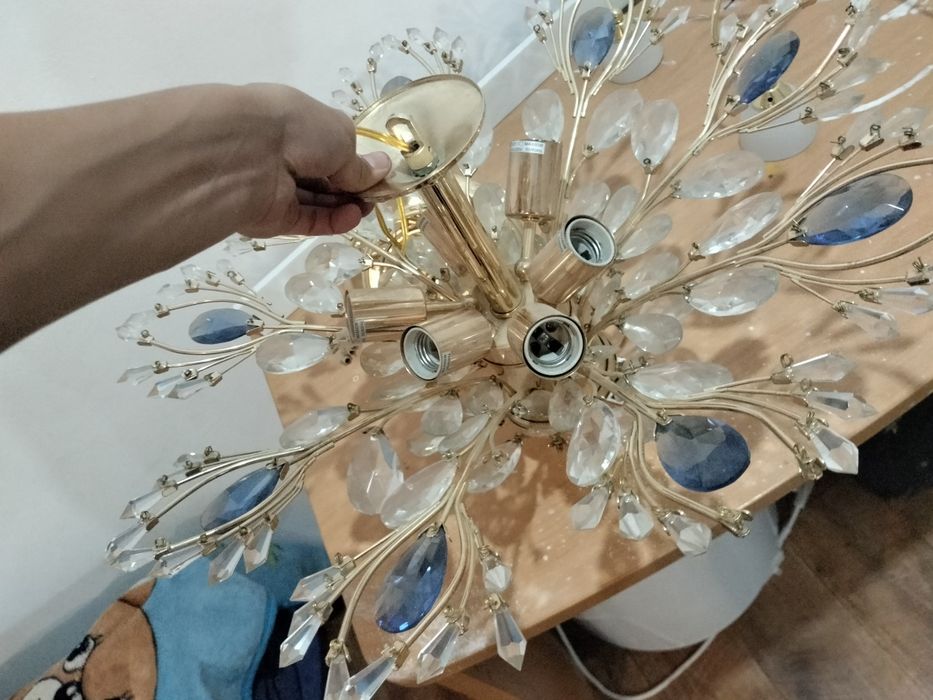 Продам люстри и шкафы