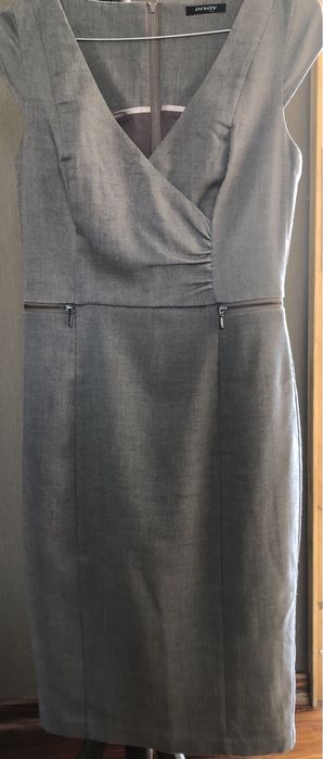 Дамска вталена рокля и костюм