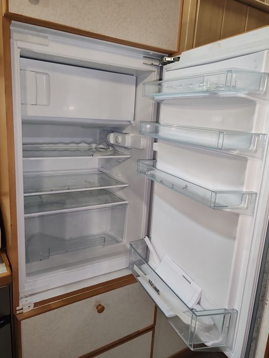 Vand mobila de bucătărie  dreadreaptă cu elctrogherete incluse