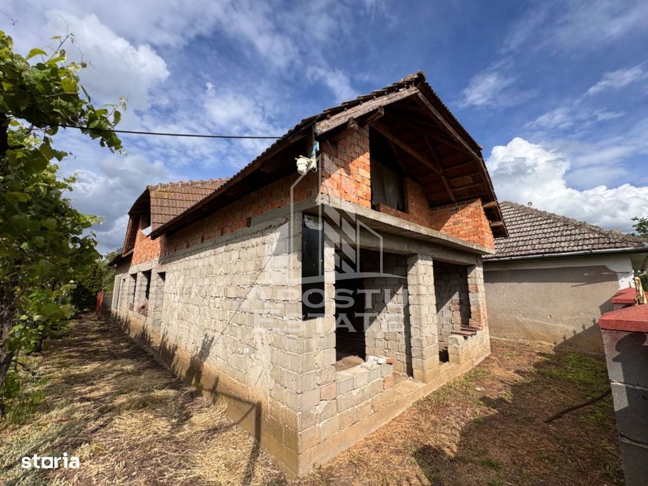 Casa batraneasca + Constructie la rosu, in sat Pesac, judetul Timis