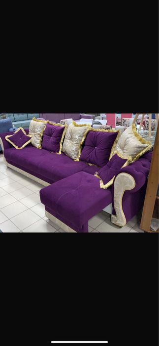 Диван для гостинной красивый с подушками