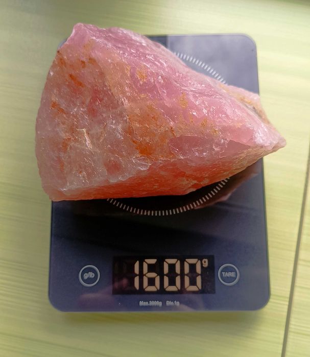 Розов кварц - полускъпоценен камък, необработен, естествен