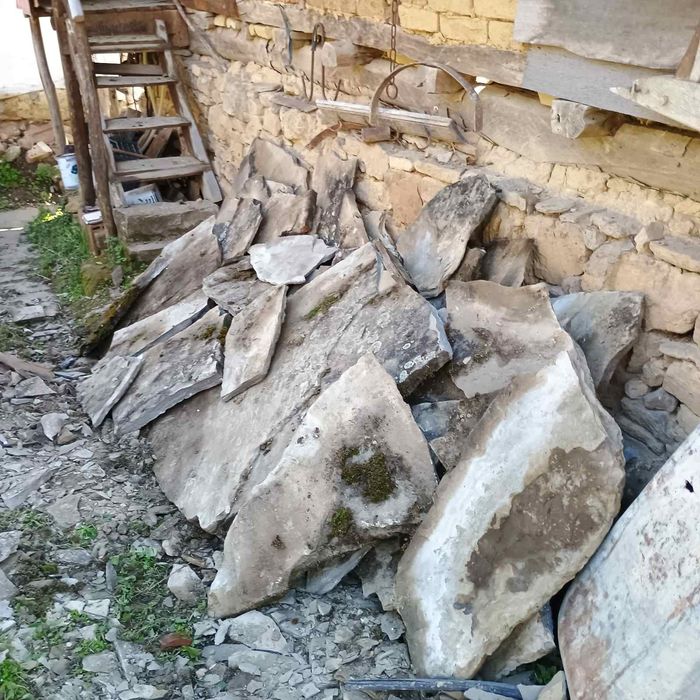 Каменни плочи и парчета от плочи