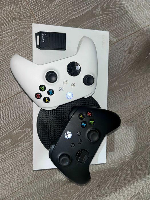 Xbox Series S 512GB + SSD карта 512GB + 2 джойстика Play&Charge