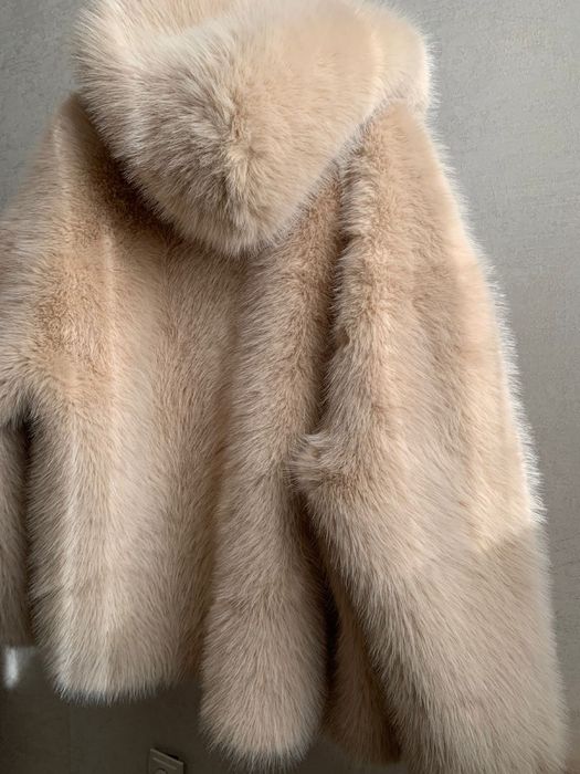 Женская бежевая шуба