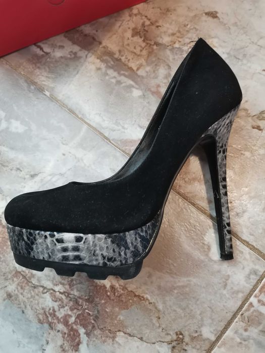 Обувки с висок ток и платформа