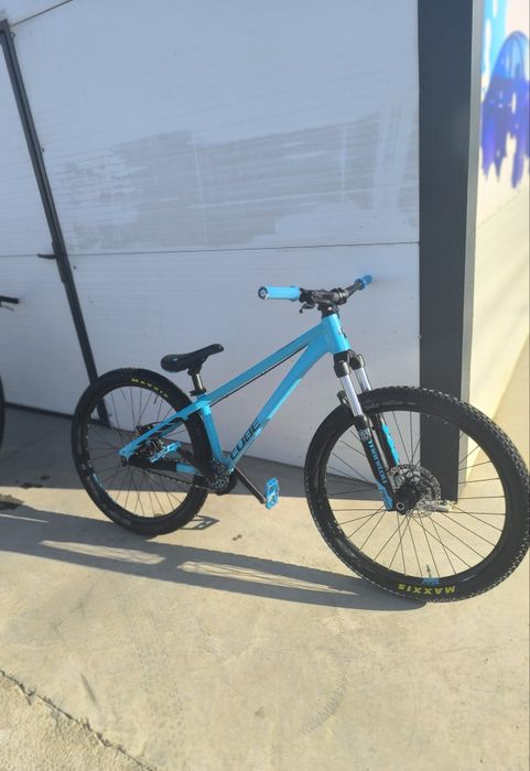 Cube flying circus dirt jumper