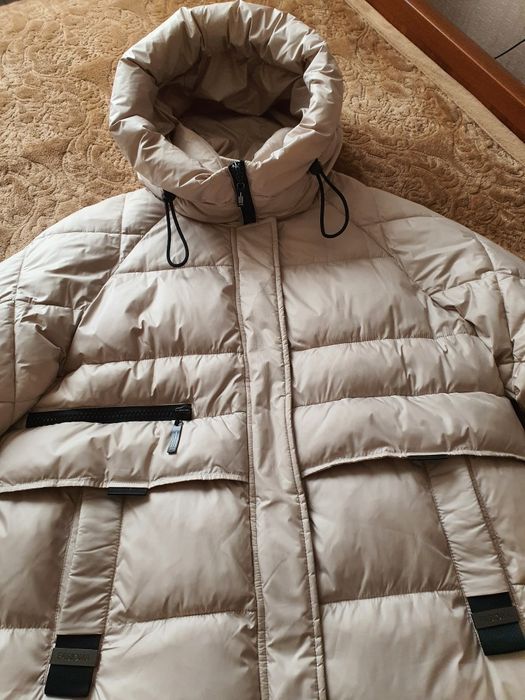 Зимний пуховик с капюшоном.