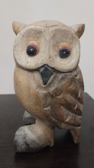 Чудесни, чаровни статуетки на бухалчета от дърво.