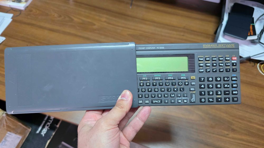 Джобен компютър Sharp PC-E500 от 80-те години