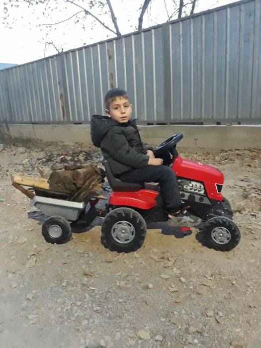 Детский трактор на педалях